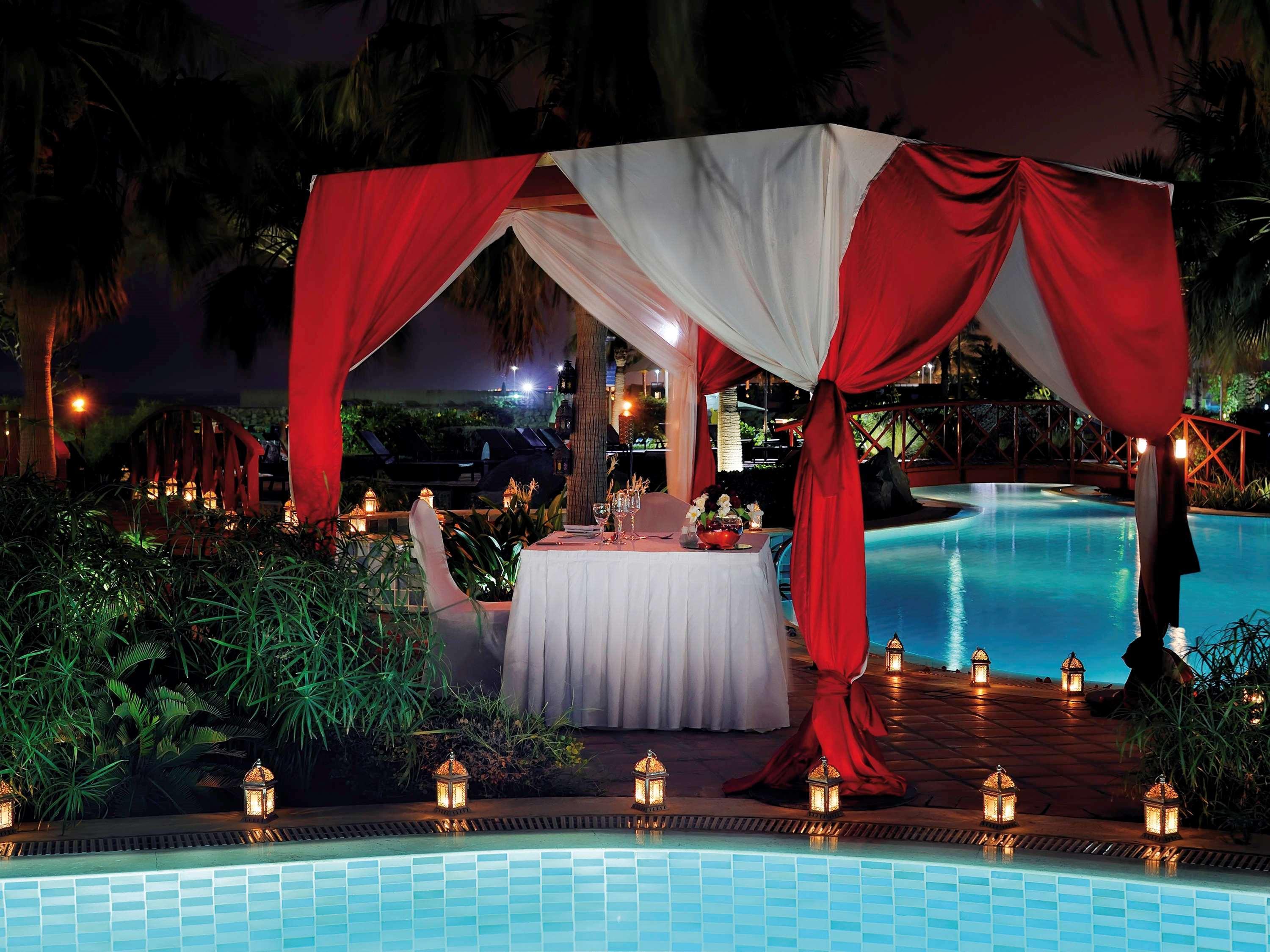 Mövenpick Hotel & Resort Al Bida'a Salmiya Exterior foto A poolside dinner at the Taj Bengal